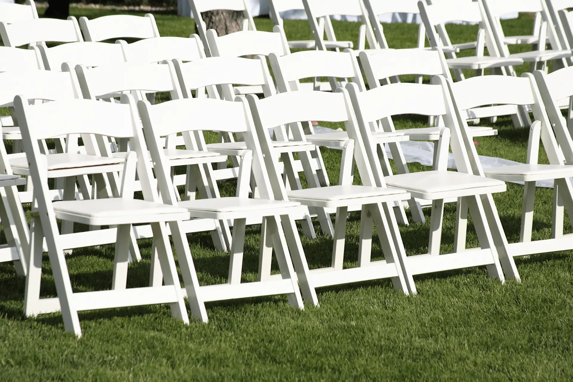 השכרת כסאות פלסטיק, השכרת כסאות עץ, השכרת כסאות לאירועים, השכרת שולחנות